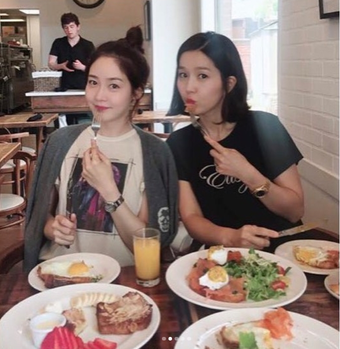 A photo of Sung Yu-ri and Lee Jins New York traveling from the group Fin.K.L has been released.Sung Yu-ri posted a picture on his instagram on October 9 with an article entitled Nostalgic Memory.The photo shows Sung Yu-ri having a good time with Lee Jin; the two pose with their forks in front of all the food.The fresh beauty of the two stands out.Fans who encountered the photos responded such as Fairy, I love you completely and Fin.K.L.delay stock