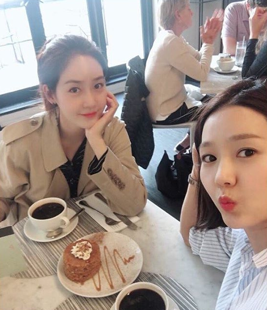 A photo of Sung Yu-ri and Lee Jins New York traveling from the group Fin.K.L has been released.Sung Yu-ri posted a picture on his instagram on October 9 with an article entitled Nostalgic Memory.The photo shows Sung Yu-ri having a good time with Lee Jin; the two pose with their forks in front of all the food.The fresh beauty of the two stands out.Fans who encountered the photos responded such as Fairy, I love you completely and Fin.K.L.delay stock