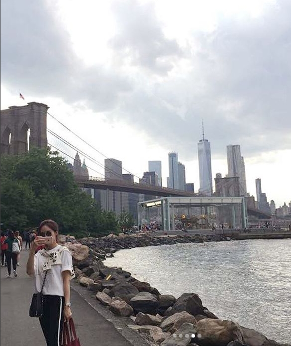 A photo of Sung Yu-ri and Lee Jins New York traveling from the group Fin.K.L has been released.Sung Yu-ri posted a picture on his instagram on October 9 with an article entitled Nostalgic Memory.The photo shows Sung Yu-ri having a good time with Lee Jin; the two pose with their forks in front of all the food.The fresh beauty of the two stands out.Fans who encountered the photos responded such as Fairy, I love you completely and Fin.K.L.delay stock