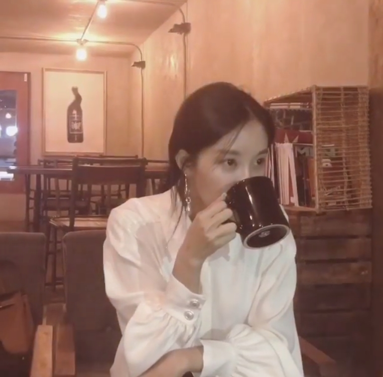 Hyomin, from the group T-ara, showed off her watery beauty.Hyomin posted the video on his instagram on October 9 with the caption: Dreaming of Coffee AD, but shedding constantly.Inside the video, there was a picture of Hyomin drinking Coffee, which added chic glamour with a white blouse and ponytail hairstyle.Hyomins alluring eyes attract Eye-catching.Fans who encountered the video responded such as My sister is so cute, Lets take a coffee AD and Pretty.delay stock