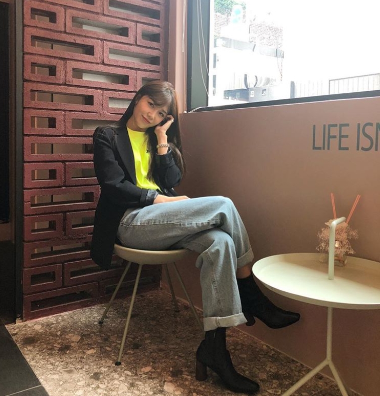 Group Apink member Jung Eun-ji showed off her beauty.Jung Eun-ji posted a picture on his instagram on October 9 with an article entitled Concert is short.The photo featured Jung Eun-ji, who enjoyed a leisure time at Cafe, who looked stylish in jeans and a black jacket.Jung Eun-jis gentle eyes stand out.The fans who responded to the photos responded I think I have transformed the image, I am looking forward to the concert, I am so beautiful today.delay stock