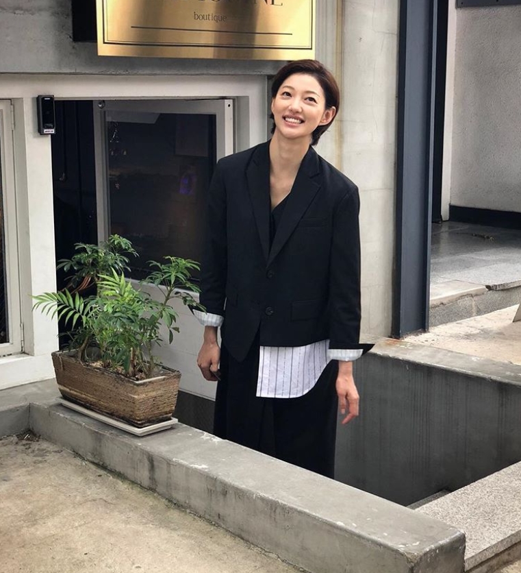 Actor Lee El encouraged KBS 2TV monthly drama Best Divorce to watch.Lee El posted a picture on his instagram on October 9 with an article entitled Best Divorce at 10 oclock tonight.The photo featured a brightly smiling Lee El, who added a chic charm with a black jacket and shortcut hairstyle.Lee Els fadingly small face size stands out.The fans who responded to the photos responded such as I will use my home, I was more beautiful when I saw nails, and My sister is pretty.delay stock