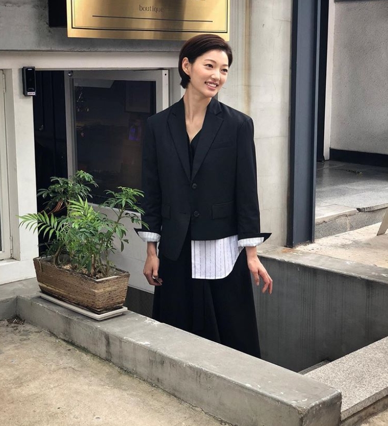 Actor Lee El encouraged KBS 2TV monthly drama Best Divorce to watch.Lee El posted a picture on his instagram on October 9 with an article entitled Best Divorce at 10 oclock tonight.The photo featured a brightly smiling Lee El, who added a chic charm with a black jacket and shortcut hairstyle.Lee Els fadingly small face size stands out.The fans who responded to the photos responded such as I will use my home, I was more beautiful when I saw nails, and My sister is pretty.delay stock
