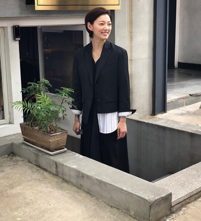 Actor Lee El encouraged KBS 2TV monthly drama Best Divorce to watch.Lee El posted a picture on his instagram on October 9 with an article entitled Best Divorce at 10 oclock tonight.The photo featured a brightly smiling Lee El, who added a chic charm with a black jacket and shortcut hairstyle.Lee Els fadingly small face size stands out.The fans who responded to the photos responded such as I will use my home, I was more beautiful when I saw nails, and My sister is pretty.delay stock