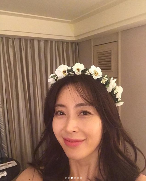 Actor Song Yoon-ahhh released a photo of the Busan International Film Festival.Song Yoon-ahh posted a picture on his instagram on October 9 with an article entitled thank you for all the people who came and congratulated me.The picture shows Song Yoon-ahhh in a flower-tub, smiling brightly and staring at the camera, while Song Yoon-ahhhs skin without any blemishes and distinctive features make her beauty even more prominent.The fans who responded to the photos responded such as I love you sister, It is really beautiful and goddess and It is so beautiful.delay stock
