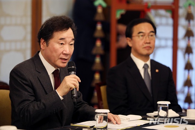 The prime minister said at the 572 Hangul Day Celebration Ceremony held at Gwanghwamun Square in Seoul this morning.The joint compilation project of the Korean-American dictionary was organized by the compilers of the two Koreas, which was based on the Standard Korean Language Dictionary and Korean Dictionary respectively.But it was suspended in 2015 after the regime was replaced and inter-Korean relations were strained.Lee said, The Moon Jae-in government is trying to continue the joint compilation of the big dictionary , he said. We can not delay the work of knowing each other and making the North change again.If this is accumulated and accumulated, the day when the South and the North are fully unified like the King Sejong can come sooner, he said.Lee also stressed that Hangul is our asset. Lee said, There are not many people who have both their own words and writings like us.It is almost the only thing that is certain about who, when, why, and how we made it in the forty articles, he said. Hangul is not only ours, but also the assets that World mankind will proudly protect and protect.The number of World people learning Korean is increasing, he said, referring to the decision to award the Cultural Medal to BTS, which contributed to the spread of Hangul at the Cabinet meeting on August 8, He said.Lee said, It is our job to keep, refine and cultivate the words and writings of the Korean people. He pledged that everyone, including the Korean Society, academia and civic groups, will work together.He added, I hope that it will be today to think about the precious Hangul and the gratitude of King Sejong who made it.The previous day, the Cabinet decided to award the Hwagwan Cultural Medal to BTS.Lee said, Many young people from abroad are calling the lyrics in Korean as a group, contributing not only to the spread of Korean Wave but also to the spread of Hangul.World youths write down and sing BTS songs It is our job to keep, trim and cultivate words and writings.