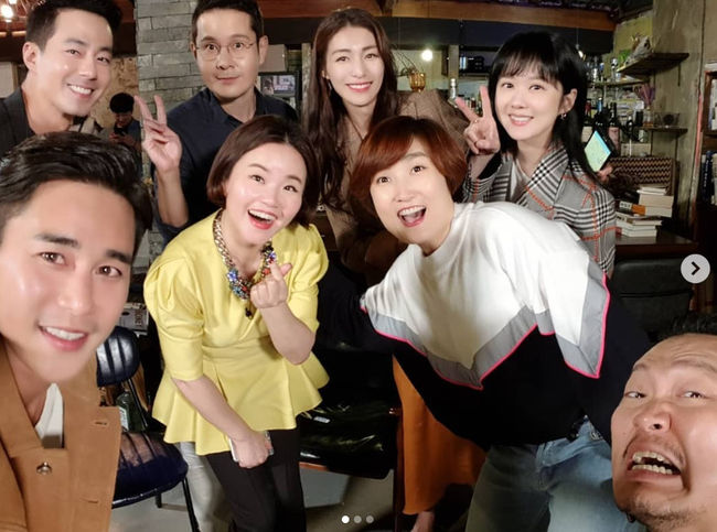 Actor Kim Jung-hwa kept memories with MBC New Non-Stop family.Kim Jung-hwa told his SNS on the 9th, Thank you for letting me remember my heart to run again. Thank you with the message # Dasys # Youth # Memories # Non-Stop Alumni # Jung Won Jung # Kim Hyo-jin #Lee Min Woo # Yang Dong-geun # Park Ky Jung-lim # Jo In-sung # Jang Na-ra #Jeong Da-bin # Jung Tae-woo # Kim Jung-hwa and other hashtags.The photos together show Jo In-sung, Lee Min Woo, Kim Jung-hwa, Jang Na-ra, Yang Dong-geun, Park Kyung-lim, Kim Hyo-jin and Jung Tae-woo who shared New Non-Stop.All of them seem to have returned to the early 2000s and have a pleasant expression, which makes them happy.The new Non-Stop, which they appeared in, was first broadcast on July 31, 2000, and it was a popular sitcom that ended with a total of 422 episodes until May 17, 2002.I was greatly loved by the students of the cultural university by drawing a diary of youth.MBC recently summoned the memories of fans by providing Renew, Twenty - New Non-Stop as a special.The actors also met and greeted for a long time, especially the late Jin Da-bin, and shed tears, making viewers sad.Kim Jung-hwa SNS