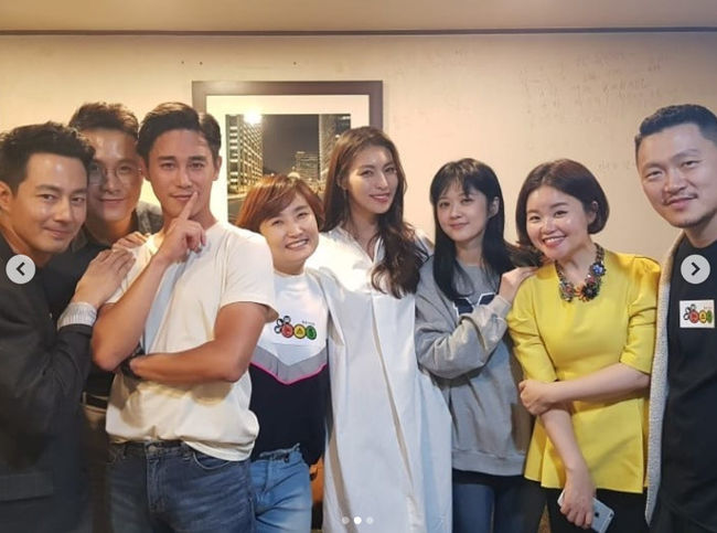 Actor Kim Jung-hwa kept memories with MBC New Non-Stop family.Kim Jung-hwa told his SNS on the 9th, Thank you for letting me remember my heart to run again. Thank you with the message # Dasys # Youth # Memories # Non-Stop Alumni # Jung Won Jung # Kim Hyo-jin #Lee Min Woo # Yang Dong-geun # Park Ky Jung-lim # Jo In-sung # Jang Na-ra #Jeong Da-bin # Jung Tae-woo # Kim Jung-hwa and other hashtags.The photos together show Jo In-sung, Lee Min Woo, Kim Jung-hwa, Jang Na-ra, Yang Dong-geun, Park Kyung-lim, Kim Hyo-jin and Jung Tae-woo who shared New Non-Stop.All of them seem to have returned to the early 2000s and have a pleasant expression, which makes them happy.The new Non-Stop, which they appeared in, was first broadcast on July 31, 2000, and it was a popular sitcom that ended with a total of 422 episodes until May 17, 2002.I was greatly loved by the students of the cultural university by drawing a diary of youth.MBC recently summoned the memories of fans by providing Renew, Twenty - New Non-Stop as a special.The actors also met and greeted for a long time, especially the late Jin Da-bin, and shed tears, making viewers sad.Kim Jung-hwa SNS