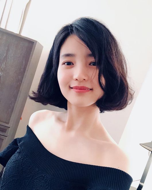 Actor Kim Tae-ri, who recently transformed into a bobbed hair, showed off her beautiful beauty.On the 9th, Jay Wide Company posted several photos on the official SNS with the article Kim Tae-ri Actor is a hot photo from New York City.In the public photos, Kim Tae-ri in a black dress is smiling and taking a selfie, and wearing an accessory at the venue.Kim Tae-ri, who transformed her long hair into a bobbed hair, boasted a deepened atmosphere and emanated beautiful beauty and mature charm.On the other hand, Kim Tae-ri was greatly loved in the TVN Mr. Sunshine, which recently ended, as the role of Ko Ae-shin, the best young man of the Joseon Dynasty and the young lady of the slave.jay-wide company