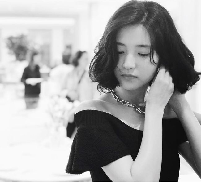 Actor Kim Tae-ri, who recently transformed into a bobbed hair, showed off her beautiful beauty.On the 9th, Jay Wide Company posted several photos on the official SNS with the article Kim Tae-ri Actor is a hot photo from New York City.In the public photos, Kim Tae-ri in a black dress is smiling and taking a selfie, and wearing an accessory at the venue.Kim Tae-ri, who transformed her long hair into a bobbed hair, boasted a deepened atmosphere and emanated beautiful beauty and mature charm.On the other hand, Kim Tae-ri was greatly loved in the TVN Mr. Sunshine, which recently ended, as the role of Ko Ae-shin, the best young man of the Joseon Dynasty and the young lady of the slave.jay-wide company