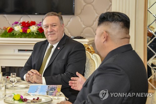 キム・ジョンウン話聞くポムペです (ソウル=連合ニュース) 平壌を訪問したマイクポムペですアメリカ国務長官が 7日午餐でキム・ジョンウン国務委員長の話を聞いている. 2018.10.8  [アメリカ国務省写真] photo@yna.co.kr (終り)
