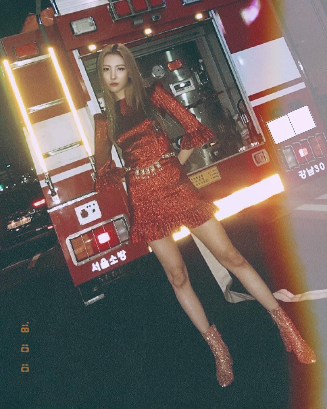 Sunmi posted a picture on her Instagram page on Tuesday morning, set in a firewagon.In the photo, Sunmi boasted a colorful styling with a full body Glitter with a sparkling mini dress and a Glitter Boots.The netizens who watched this showed interest in It is like a goddess, O Siren and It is so beautiful.