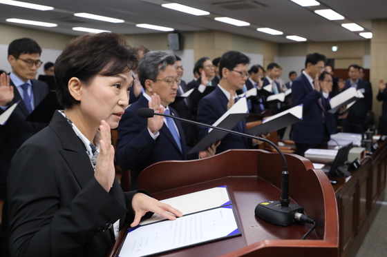 김현미 국토교통부 장관이 10일 정부세종청사에서 열린 국토부 국정감사에서 증인선서를 하고 있다. 2018.10.10/뉴스1 © News1 장수영 기자