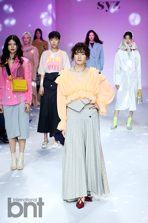 On the afternoon of the 10th, Fashion Code 2019 S/S was held at the Es Factory in Seongsu-dong, Seongdong-gu, Seoul.Model and actor Jeong Ga-eun climbed the runway at the SYZ Fashion show of designer Song Yoo-jin.Fashion Code 2019 S/S, which will be held for three days from 10th to 12th, selects Green-up Style, a combination of dress-up and green, as its slogan, and proposes ethical fashion and lifestyle that considers the environment.The event consists of 10 exclusive fashion shows, special concept fashion shows, international fashion orders, business matching, networking parties, code markets, upcycling exhibitions, and busking programs.news report