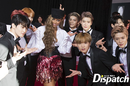 NCT127 meets Hollywood top model Tiara BanksNCT127 stepped on the 2018 American Music Awards (hereinafter referred to as the 2018 AMA) Red Carpet at the United States of Americas Microsoft Corporation Theater at 4 p.m. on the 9th.NCT127 enjoyed a pleasant photo time with Banks on the day, pleasantly responding to Banks demand for top model poses, and also showing off the new song Regular choreography on the spot.Local interviews were also poured in: a focus spotlight on the Newcomers group, which is noted by United States of America.He conducted interviews with Ellenshaw, E News and Access Hollywood.The members manners were also outstanding: Mark, Johnny and Reenactment led the interview with English language.Tae Yong, Win Win, Doyoung, Hae Chan, Taeil, Jung Woo, Utah, etc., have uploaded AMAs atmosphere with pleasant reaction.Meanwhile, NCT 127 has completed a successful United States of America promotion.Starting with the 90th Anniversary of Mickey Mouse concert, he appeared in Jimmy Kimmel Live! and Good Day LA to confirm his popularity.A domestic comeback is also set to be released on Wednesday, with the new album EnCity #127 Regular - Irregular (NCT #127 Regular - Irregular).He will begin his career with the title song Regular.Nice to meet you, NCT127.Lets pose a model?Regular Challenges.A pleasant meeting.