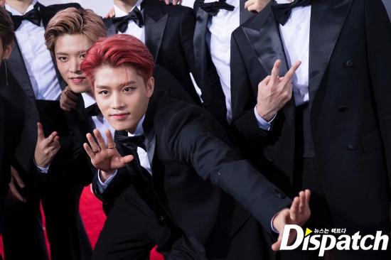 NCT127 Taeil poses pleasantly on Red CarpetNCT127 stepped on the 2018 American Music Awards (hereinafter referred to as the 2018 AMA) Red Carpet at the United States of Americas Microsoft Corporation Theater at 4 p.m. on the 9th.Taiil attracted attention with his beagle pose in photo time with local media on this day.Meanwhile, NCT 127 completed a successful United States of America promotion.Starting with the 90th Anniversary of Mickey Mouse concert, he appeared in Jimmy Kimmel Live! and Good Day LA to confirm his popularity.A domestic comeback is also set to be released on Wednesday, with the new album EnCity #127 Regular - Irregular (NCT #127 Regular - Irregular).He will begin his career with the title song Regular.Beaglemee Explosion.No tension.Pose vending machine.Refuse ordinaryness.Receive Leka.