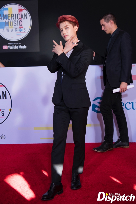 NCT127 Taeil poses pleasantly on Red CarpetNCT127 stepped on the 2018 American Music Awards (hereinafter referred to as the 2018 AMA) Red Carpet at the United States of Americas Microsoft Corporation Theater at 4 p.m. on the 9th.Taiil attracted attention with his beagle pose in photo time with local media on this day.Meanwhile, NCT 127 completed a successful United States of America promotion.Starting with the 90th Anniversary of Mickey Mouse concert, he appeared in Jimmy Kimmel Live! and Good Day LA to confirm his popularity.A domestic comeback is also set to be released on Wednesday, with the new album EnCity #127 Regular - Irregular (NCT #127 Regular - Irregular).He will begin his career with the title song Regular.Beaglemee Explosion.No tension.Pose vending machine.Refuse ordinaryness.Receive Leka.