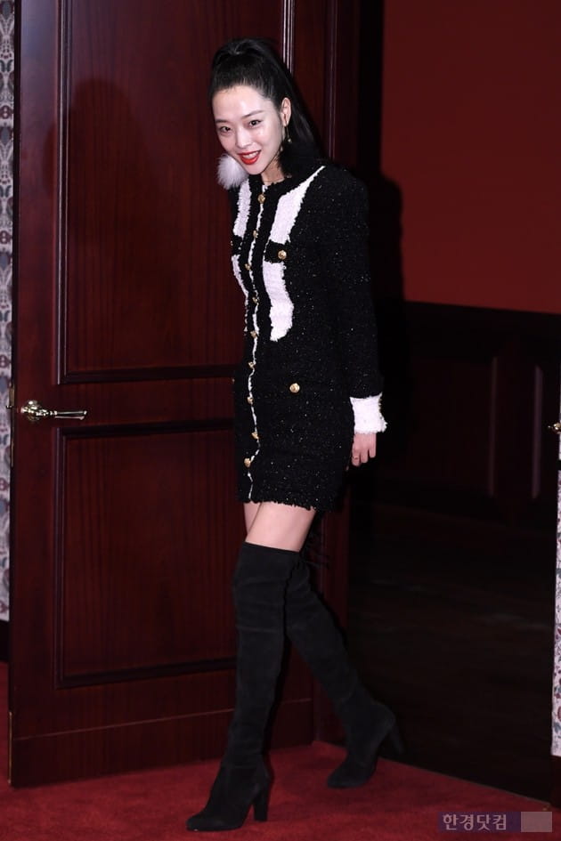 Singer and actor Sulli is taking a step forward at the launch event of the Beauty brand Estee Lauder Pure Color Designer Lipstick held at the Rescape Hotel in Hoehyeon-dong on the afternoon of the 10th.