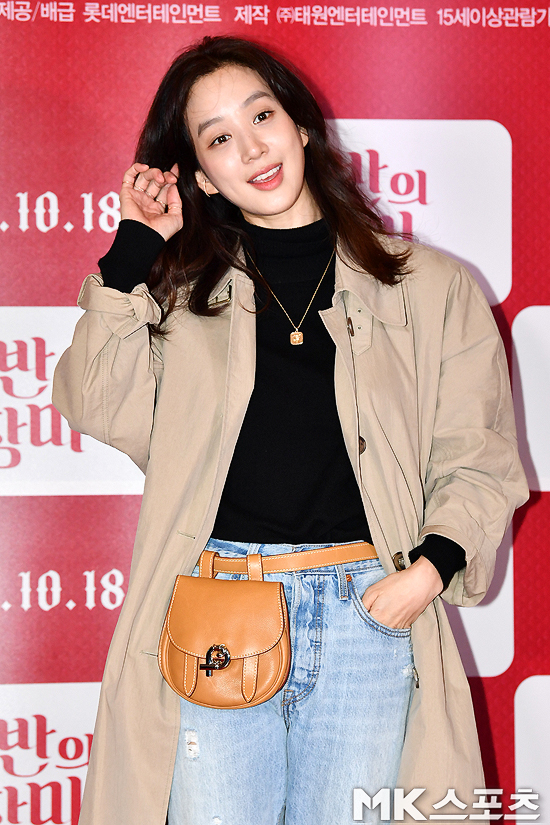 The VIP premiere of the movie Rose of betrayal (director J. Y. Park) was held at the entrance of Seoul Lotte Cinema Counter on the morning of the 10th.Actor Jung Ryeo-won attends VIP premiere