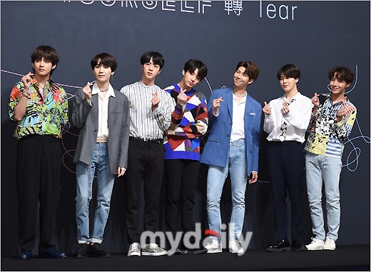 Group BTS has been honored with its first award at the 2018 American Airlines Music Awards.BTS won the Favorite Social Artist Award at the 2018 American Airlines Music Awards at the United States of Americas Microsoft Corporation venue on Saturday.This is the first time BTS has been nominated for the American Airlines Music Awards, and last year it was staged as a performer and showed the song DNA as world pop stars watched.BTS has made the achievement in the Payborit social The Artist category, with Cardi Bee, Ariana Grande, Demi Lovato and Sean Mendes as candidates.Currently, BTS is on the LOVE YOURSELF Europe tour and did not attend the awards ceremony.Instead, BTS said in a video, I am very grateful and glad to have won the Payborit Social The Artist Award. I am sorry that I can not attend London to finish the Europe tour after the North American tour.I am grateful for your love and support and for giving me a special prize, he said to the fan club Ami.The American Airlines Music Awards are considered to be the United States of Americas top three music awards, along with the Billboard Music Awards and the Grammy Music Awards.BTS continued its popularity with its success in winning the Top Social Artist Award for the second consecutive year at the 2018 Billboard Music Awards in May.What remains is the Grammy Awards: BTS took another step closer to the stage of their dreams, winning their first award at the American Airlines Music Awards following the Billboard Music Awards.In addition, BTS has appeared in the United States of America popular program including the World Tour, and has been continuing its past-class activities by giving a speech at the UN General Assembly.