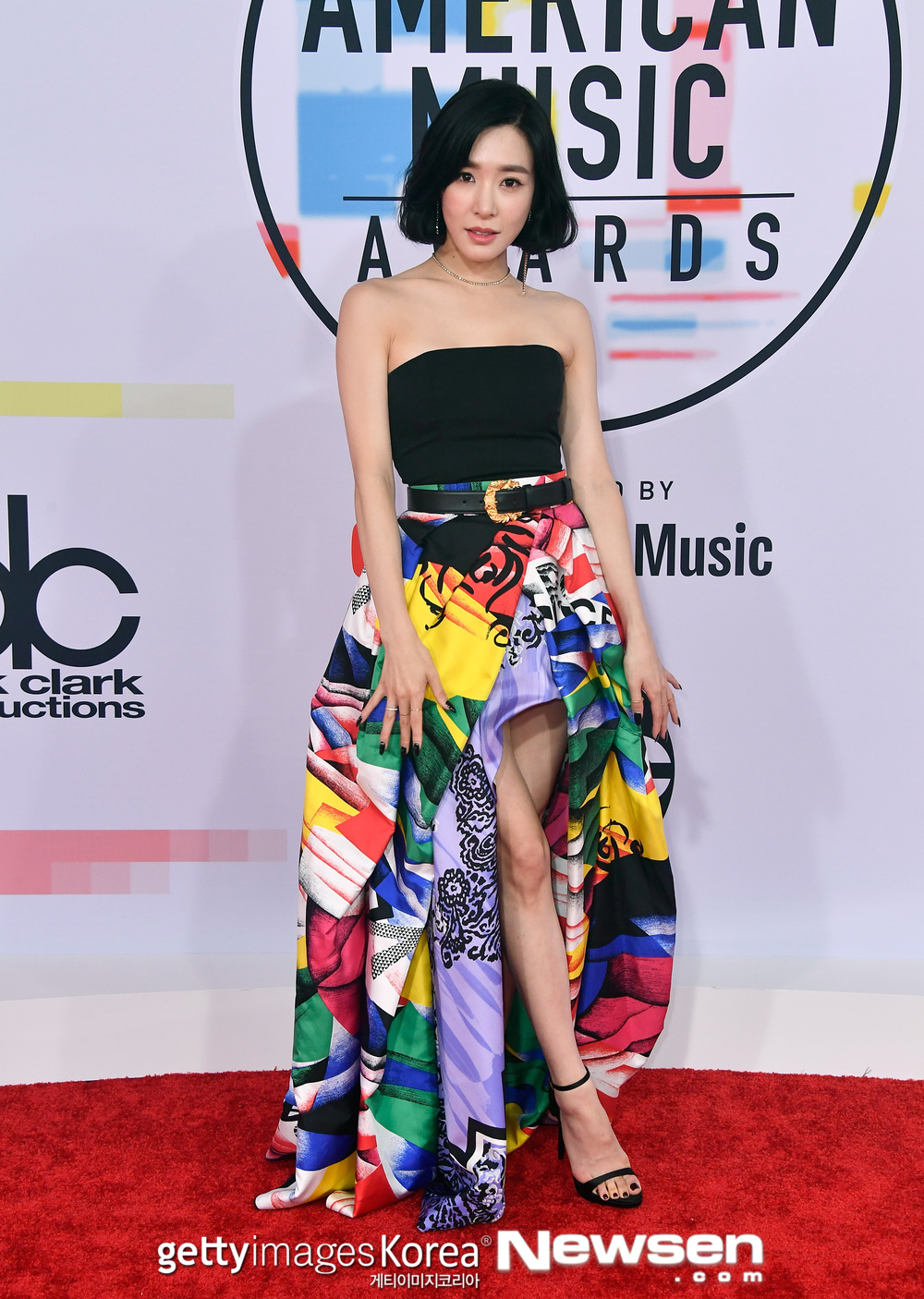 Group Girls Generation member Tiffany Young appeared in the 2018 American Music Awards (AMA) Red Carpet.Tiffany attended the AMA Red Carpet at the Microsoft Theater in Los Angeles, California, United States of America, on October 9 (local time).Tiffany focused her attention on a commanding pose, a gorgeous dress figure.Tiffany recently made her comeback as a solo singer, entering the United States of America.hwang hye-jin