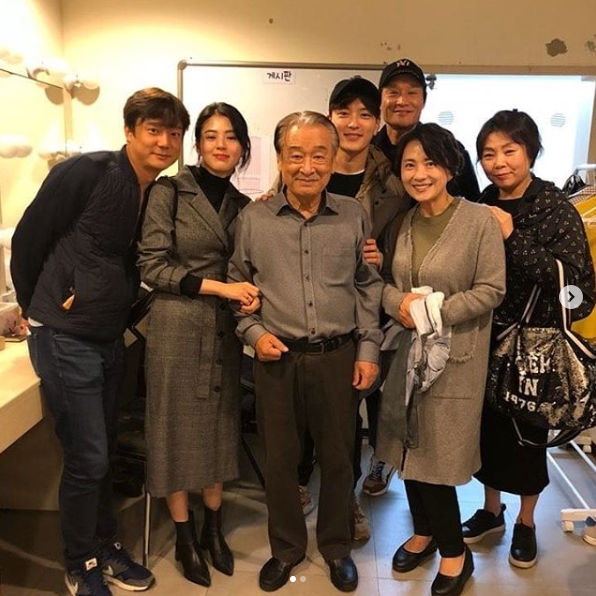 Jang Seung-jo watched Lee Soon-jae performance with MBC drama Money Flower Actors.Actor Jang Seung-jo wrote on his instagram on October 10, Masquerades charm Lee Soon-jae.Time when all the audience seemed to look at the stage with the same mind. Money Flower with Actor and posted photos.Inside the picture was a picture of Jang Seung-jo standing side by side with Money Flower Actors and Lee Soon-jae.Jang Seung-jo smiles brightly with his hand on Lee Soon-jaes shoulder, with the actors amicable vibes outstanding.The fans who saw the photos said, I look good even if I look at it a hundred times, and Money Flower is a long-lasting drama.It is so good to see you all together, and Today is a wonderful actor .delay stock