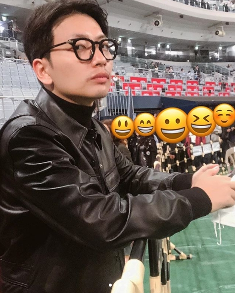 Actor Yi Dong-hwi has released a photo of the concert for the singer Song Writer Sam Smith in the UK.Yi Dong-hwi posted several photos on her instagram on October 9.The photo featured Yi Dong-hwi, who was V-posing at the Sam Smith concert hall; Yi Dong-hwi added a chic look with a leather jacket.Yi Dong-hwis warm smile catches the eye.The fans who responded to the photos responded such as Oh brothers best chin, Honor was in the same place and Its been too long.Sam Smith held his first performance at the Gocheok Sky Dome in Seouldelay stock