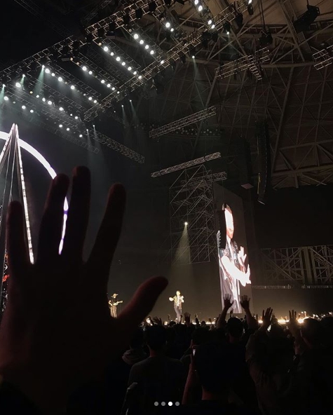 Actor Yi Dong-hwi has released a photo of the concert for the singer Song Writer Sam Smyths in the UK.Yi Dong-hwi posted several photos on her instagram on October 9.Inside the photo was a picture of Yi Dong-hwi taking a V-pose at the Sam Smyths concert hall; Yi Dong-hwi added a chic look with a leather jacket.Yi Dong-hwis warm smile captures SightThe fans who responded to the photos responded such as Oh brothers best chin, Honor was in the same place and Its been too long.delay stock