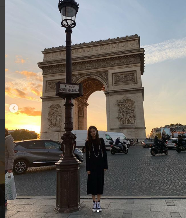 BLACKPINK Jenny Kim recalls memories of Paris, FranceJenny Kim uploaded three photos to her Instagram on October 10 with the caption: sky, story, behind tourist moment.Inside the picture is a picture of Jenny Kim leaving a commemorative photo in the background of Paris Arc de Triomf.The rate of 8th graders and the alluring atmosphere, which are superior to the model, catch the eye.sulphur-su-yeon