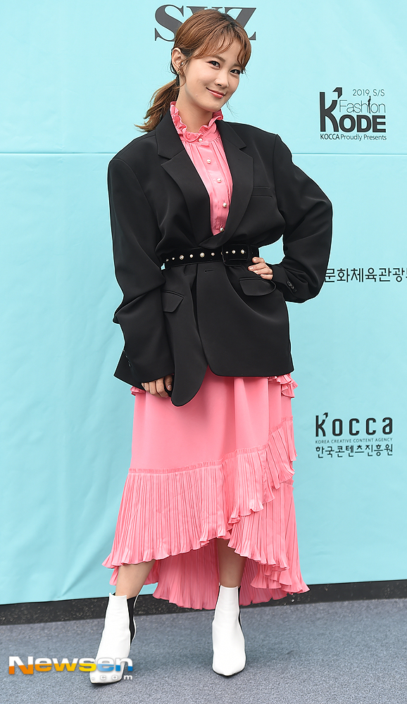 Fashion KODE 2019 S/S syz Photo Wall was held at the Es Factory in Seongsu-dong, Seongdong-gu, Seoul on the afternoon of October 10.On this day, comedian Kim Ji-min poses.useful stock