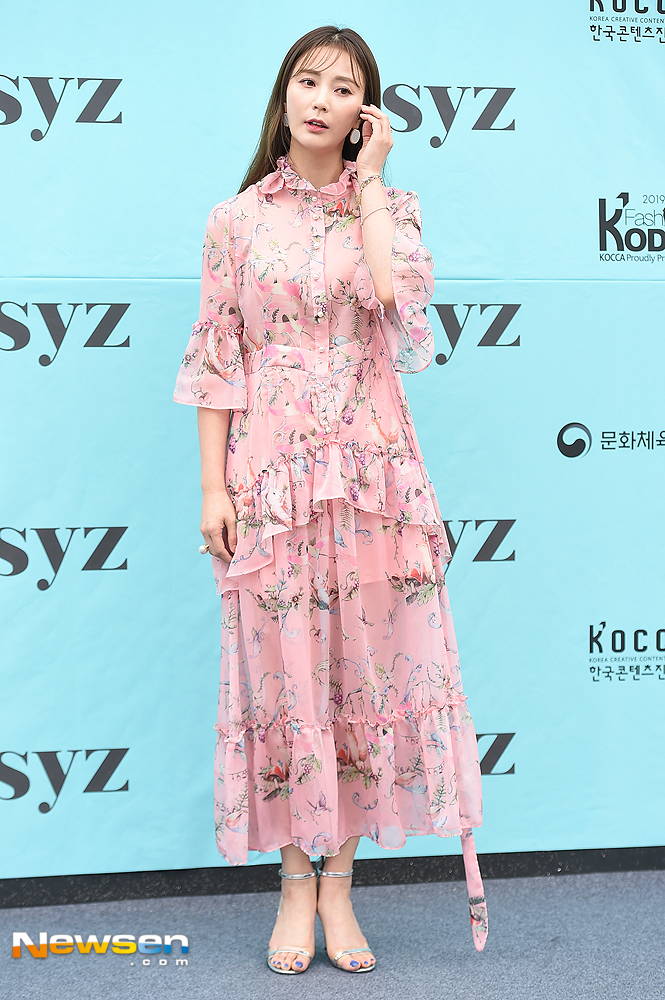Fashion KODE 2019 S/S syz Photo Wall was held at the Seongsu-dong Es Factory in Seongdong-gu, Seoul on the afternoon of October 10.Ahn Hye-Kyung poses on the day.useful stock