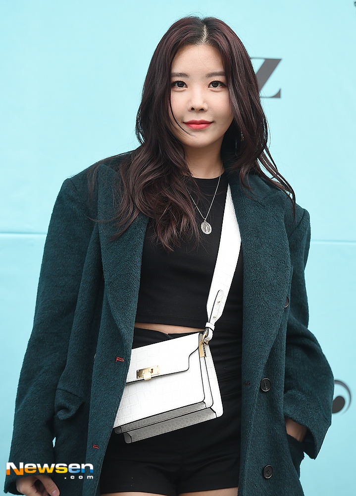 Fashion KODE 2019 S/S syz Photo Wall was held at the Seongsu-dong Es Factory in Seongdong-gu, Seoul on the afternoon of October 10.The former After School Raina poses on the day.useful stock