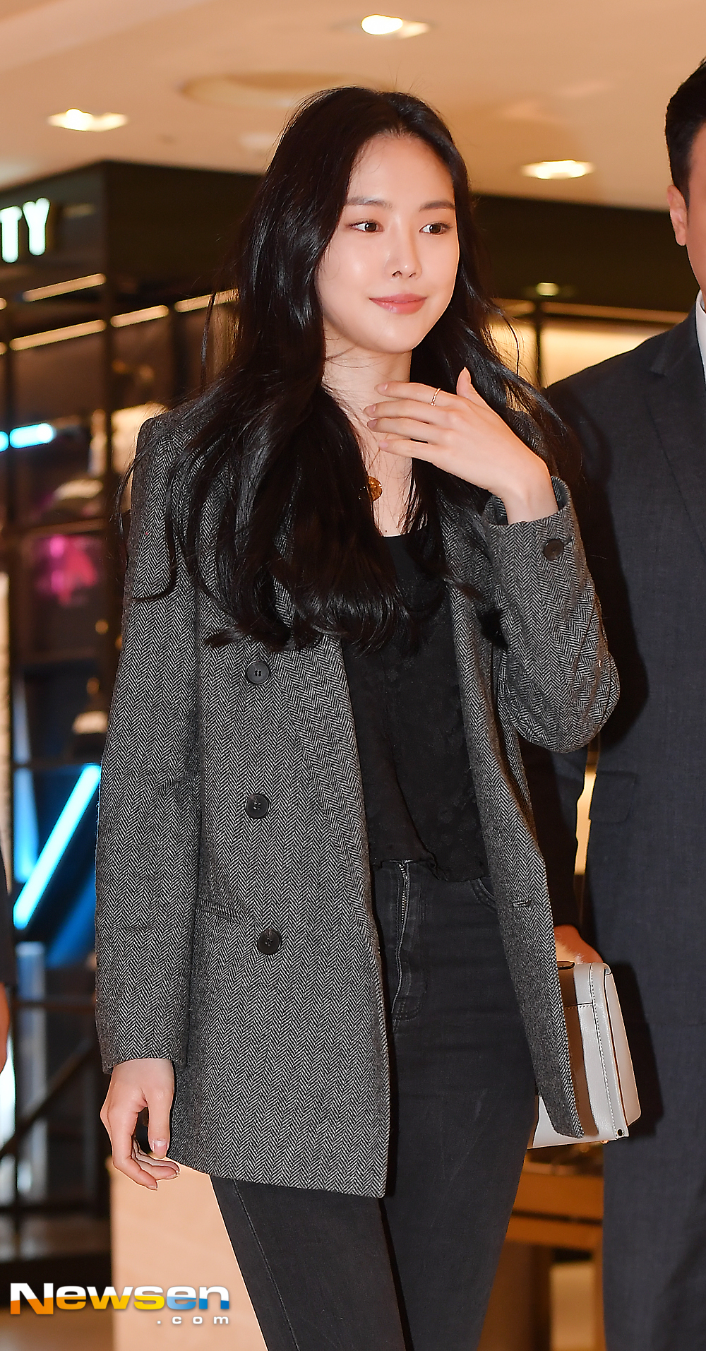Apink Son Na-eun attended a parent brand photo call event held at the Lotte Department Store in Jung-gu, Seoul on the afternoon of October 10Son Na-eun is entering the event hall on the day.expressiveness