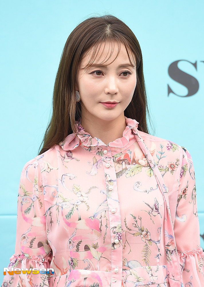 Fashion KODE 2019 S/S syz Photo Wall was held at the Seongsu-dong Es Factory in Seongdong-gu, Seoul on the afternoon of October 10.Ahn Hye-Kyung poses on the day.useful stock