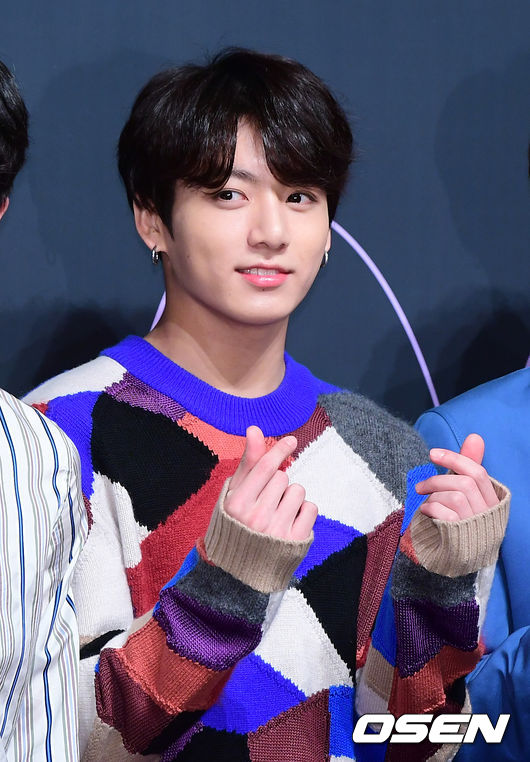 Jungkook of BTS is applauded for continuing his World Tour in London, England, following United States of America, with his heel injury.BTS agency Big Hit Entertainment announced on its official Twitter page on the 10th (Korea time) that it would be a long-running position that Jungkook, a member of BTS, who was scheduled to appear at the London concert today, has some obstacles in performing.Jungkook was injured when he was lightly unwinding in the waiting room in the performance hall after rehearsing and sound checking about two hours ago, when he was seriously torn by his heel against the furniture, the agency said. The medical staff urgently dispatched to the performance hall and treated the wound area after medical treatment.The medical team said, It is not a major injury, but it can cause bleeding in the injured area, so we have reported that we should not choreograph the concert today.Mr. Jungkook will participate in the performance but sit in the Chair and perform without choreography so that there will be no problem with the wound area, he said.As a result, Jungkook will participate in the performance but will sit on the chair and perform without choreography.As news of Jungkooks injury battle broke out, many fans shared their concerns and cheers.BTS is conducting a World Tour concert Love Your Self.BTS completed the United States of America tour on May 5th through Oakland, Fort Worth, Hamilton, New Work and Chicago starting in Los Angeles on May 6th with City Field New York performance.During the 15th performance, he met 220,000 Ami fans and wrote a new history of K-pop.Later, the BTS immediately moved to the UK.On the 8th (local time), the leading British media BBC welcomed the BTSs photo on its homepage, saying, BTS, which made history in United States of America, arrived in the UK.The British Metro also released a photo of the moment BTS stepped on the British land on a private plane.BTS will launch the LOVE YOURSELF Europe tour at the London O2 Arena, which is the UK debut stage for BTS.BTS also plans to participate in the 12-day recording of the BBCs The Graham Norton Show after the Arena performance, which is the UKs best late-night talk show featuring world stars.Although Jungkook was injured, Jungkooks injury was a result of their World Tour.Europe performances will also be held in Amsterdam, Germany, Berlin and Paris, France.The agency also announced the schedule of performances in four Asian regions including Taiwan, Singapore, Hong Kong and Thailand on the 10th.The Korean government recently announced that the Korean government had given the medal to the Korean government. Prime Minister Lee Nak-yeon, who attended the Korean Day celebration on the 9th, said, The Korean language learning center, Sejong Institute, has spread to 174 countries in 57 countries.Young people in World write down and sing along the BTSs Korean song.The government has decided to give the BTS a cultural medal, which has made BTS move to promote cultural nationality overseas.BTS, which is alky to Europe following United States of America, raises expectations for what milestone it will set in the future.DB.