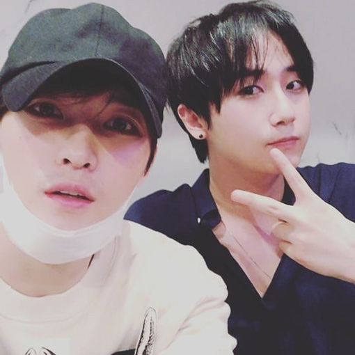 Singer Heo Young Saeng (right) and Jaejoong have taken pictures affectionately; Heo Young Saeng is making cute faces, drawing V with his fingers.Jaejoong covered his face with a hat and mask, but his big eyes and sleek nose are clear. Heo Young Saeng said, I am really ugly.Fans responded by saying, It is an unexpected friendship and a warm combination.