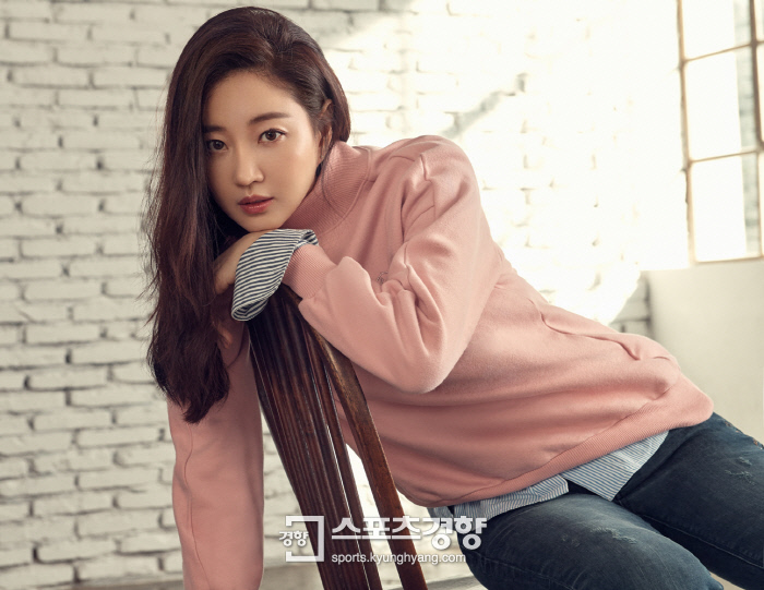 Kim Sa-rang, the chilly early fall weather, <p>Actor Kim Sa-rang unveiled a warm-weather winter picture for the chilly weather.</p><p>Kim Sa-rang, one of the most famous actors in his 40s and older through constant self-management, unveiled a picture with a clothing brand. He has undoubtedly demonstrated his true worth in this picture.</p><p>Kim Sa-rang also presented a casual and comfortable shirt under warm sunshine, as well as sophisticated and sophisticated blue fabric. Kim Sa-rang has recently been appointed as Ambassadors of the International Relief Organizations Green Umbrella Foundation for Children, and is looking forward to future activities such as reviewing the next works.</p><p>Kim Sa-rangs garment brand Riccofer winter season pictorials can be found in the stores and homepage of the brand.</p>