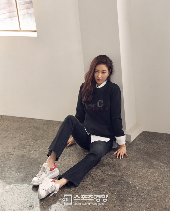Kim Sa-rang, the chilly early fall weather, <p>Actor Kim Sa-rang unveiled a warm-weather winter picture for the chilly weather.</p><p>Kim Sa-rang, one of the most famous actors in his 40s and older through constant self-management, unveiled a picture with a clothing brand. He has undoubtedly demonstrated his true worth in this picture.</p><p>Kim Sa-rang also presented a casual and comfortable shirt under warm sunshine, as well as sophisticated and sophisticated blue fabric. Kim Sa-rang has recently been appointed as Ambassadors of the International Relief Organizations Green Umbrella Foundation for Children, and is looking forward to future activities such as reviewing the next works.</p><p>Kim Sa-rangs garment brand Riccofer winter season pictorials can be found in the stores and homepage of the brand.</p>
