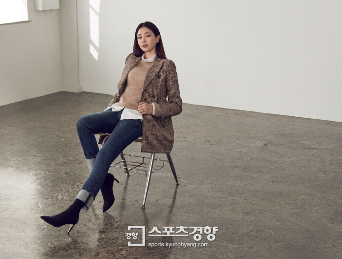 Actor Kim Sa-rang has released a winter picture of warm Feelings in line with the chilly weather.Kim Sa-rang, who is considered to be an actor during his 40s or older through steady self-management, unveiled a picture with a clothing brand.He has undoubtedly demonstrated his true value in this picture.Kim Sa-rang also showed casual and comfortable Feelings shirts under warm sunshine, as well as sophisticated and sophisticated Feelings cleaning fashion.Kim Sa-rang has recently been appointed as Ambassadors of the International Relief Organizations Green Umbrella Childrens Foundation and has been carrying out beautiful activities.The winter season picture of the clothing brand Recooper with Kim Sa-rang can be seen through the brands store and homepage.