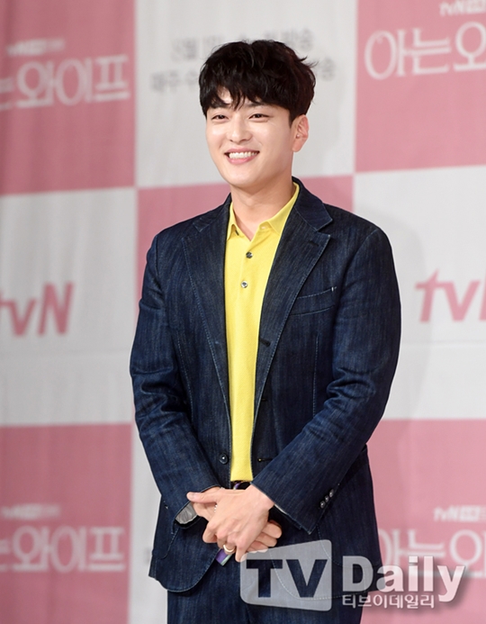 Jang Seung-jo side Boy friendSong Hye-kyo Former husband, proposed and under consideration <p>Actor Jang Seung-jo is reviewing Boy friend.</p><p>On August 10, Neos Entertainment said, It is true that Jang Seung-jo has been offered to appear on cable TV TVN new boy drama Boy friend (play Yoo Young-ae and Park Shin-woo).</p><p>Boy friend is a daughter of a politician who depicts the beautiful and sad fateful love story of a jaebeol daughter-in-law, Song Hye-kyo, who has never lived her life for a moment, and a pure young man Kim Jin-hyuk .</p><p>Jang Seung-jo is said to have been proposed as the former husband of Song Hye-kyo and chaebol son Jung Woo-suk.</p><p>Jang Seung-jo, who played an active part in My Daughters Woman, Medal of Honor, and Money Flower, received a great love with another attraction through TVN Knowing Wife recently. It is hoped that Jang Seung-jo will confirm the appearance of Boy friend and show another transformation.</p><p>Boy friend is scheduled to be broadcast first in November.</p>