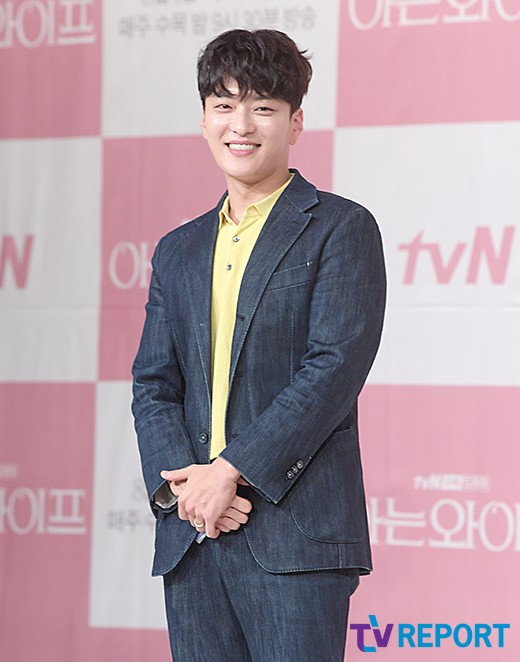 Actor Jang Seung-jo was cast in Boy friend.As a result of the coverage, Jang Seung-jo played the role of Jung Woo-suk, the ex-husband and chaebol son of Cha Claudia Kim (Song Hye-kyo) in TVNs new tree drama Boy Friend (played by Yoo Young-ah, directed by Park Shin-woo).Boy friend is a beautiful and sad fateful love story of Kim Jin-hyuk, a pure young man who lives happily and cherished everyday life with his daughter-in-law, Claudia Kim, a chaebol who has never lived his life for a moment as a daughter of a politician.Jang Seung-jo received attention with his impressive performance through the recently-end TVN Knowing Wife.After working with Han Ji-min in Knowing Wife, he played with Song Hye-kyo in Boy Friend.Boy friend has been a topic of return by Song Hye-kyo and Park Bo-gum.Here, Jang Seung-jo Moon Sung-geun Nam Ki-ae and other solid supporting lineups added to the expectation.Meanwhile, Boy Friend will be broadcast for the first time in November.