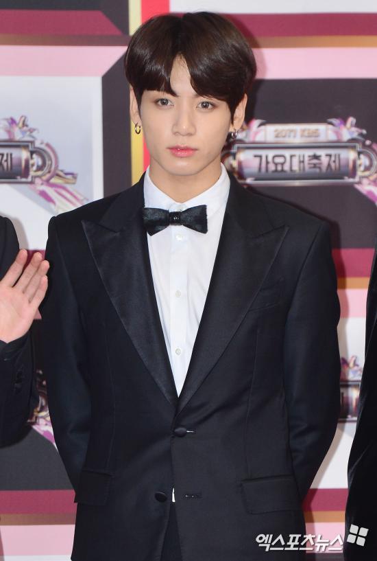 Group BTS Jungkook was injured and was choreographed without choreography.On the 10th, Big Hit Entertainment said through official Twitter Inc., BTS member Jungkook, who was scheduled to appear at the London LOVE YOURSELF concert, has some obstacles to performing.Big Hit Entertainment said, Jungkook was injured when he was lightly unwinding in the waiting room in the performance hall after rehearsing and sound check about two hours ago, and he was seriously torn by hitting his heel against furniture.The medical staff said that it is not a major injury, but bleeding may occur in the injured area, so we should not choreograph the concert today. As a result, Jungkook participates in the performance, but sits on the chair to prevent problems with the wound area and goes to the performance without choreography.I sincerely apologize for the inconvenience to many fans who have waited for BTS LOVEYOURSELF concert, the agency added.Meanwhile, BTS has been on LOVE YOURSELF overseas tour since September.Recently, he has been performing well in City Field, the first New York Mets home stadium for the first time in Korea, and has entered European tours such as London, Paris and Berlin.Photo = DB