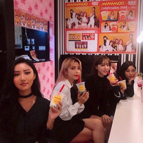 The MAMAMOO complete body gathered to reveal a warm and recent situation.On the 9th, Solar interposed a picture taken with MAMAMOO members Moonbyeol, Wheein, and Hwasa through his instagram.All the members in the photo are wearing all black and enjoying the bubble tea.On the other hand, MAMAMOO made its debut with the first single Decalcomani in Japan on the 3rd, and concluded the first solo tour concert on the 10th, starting with Osaka on the 5th.Photo = Solar Instagram