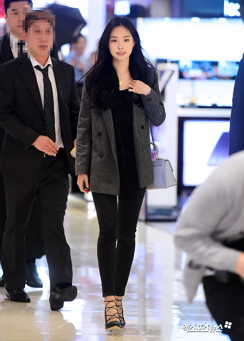 Apink Son Na-eun, who attended the Samantha Tabasa launch Seven-year anniversary Event held at the headquarters of Lotte Department Store in Sogong-dong, Seoul on the afternoon of the 10th, has photo time.