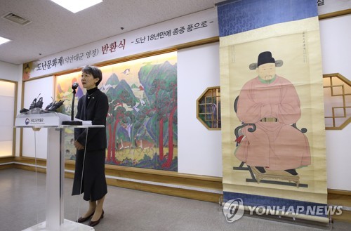 도난문화재 반환 의미 설명하는 정재숙 문화재청장 (서울=연합뉴스) 김주성 기자 = 정재숙 문화재청장이 10일 오전 서울 종로구 고궁박물관에서 열린 '도난문화재 익안대군 영정 반환식'에서 인사말을 하고 있다. 익안대군은 조선을 세운 태조 이성계의 셋째 아들 이방의로 정종의 동생이자 태종의 형이다.     utzza@yna.co.kr  (끝)