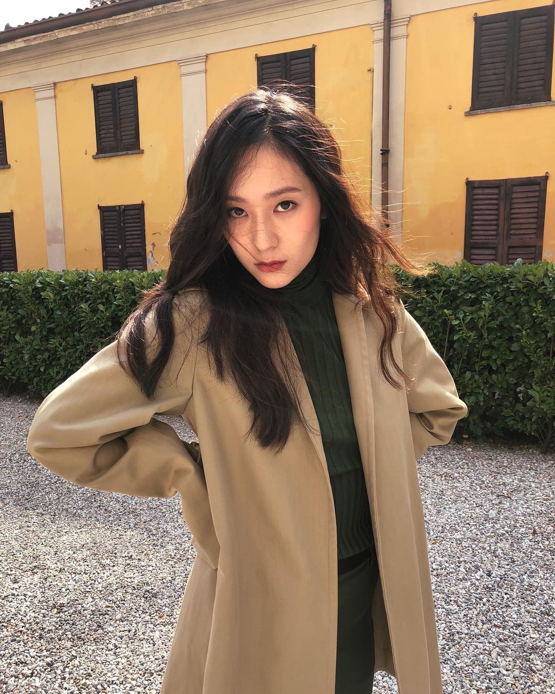 On the afternoon of the 11th, Krystal Jung posted several pictures of styling with autumn atmosphere on his instagram and attracted Eye-catching.Along with styling of F/W representative colors, beige and khaki, she showed off her alluringness with dark Burgundy lip makeup.Meanwhile, Krystal Jung is appearing on the OCN weekend drama Player.