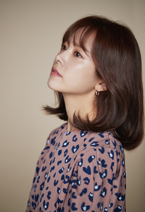 Actor Han Ji-min, who was not often seen in entertainment programs, went out to perform for the movie Miss Back.Han Ji-min will appear as the first guest of KBS2 Happy Together, which will be presented for the first time after the reorganization.This fact has attracted a lot of attention from the time before shooting and raised expectations.I was worried about entertainment because there was an image that Miss Back took, but this time, Happy Together was like a talk show because the format changed.I thought it was less burdensome to solve the story, and I believe that Yoo Jae-Suk is a person who makes it easier. Han Ji-min previously appeared on tvN Three Meals a Day - Sea Ranch (hereinafter referred to as Three Meals a Day) and played a big role.He attacked Lee Seo-jin, an acting senior, and showed free appearance, which was the discovery of a new character in terms of entertainment.It was always difficult to perform, but Three Meals a Day felt like working. I was comfortable with Lee Seo-jin and Eric.When I was in my twenties, it was hard to treat people. I always stayed home, but when I was 30 years old, I left the company and there was another world.So I thought I should do what I wanted to do besides the work.Han Ji-min, who has built a friendly image through Three Meals a Day, also revealed his desire for the TVN Youth Over Flowers series directed by Na Young-seok.