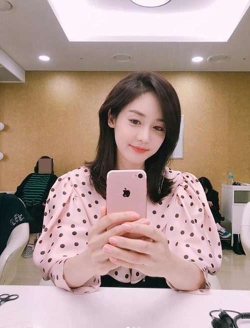 Sung Yu-ri flaunted her beauty during her super-best.He posted a selfie photo on Instagram on the 11th with an article entitled Hibiscus tea is blooming...!!I took a selfie with the same colored iPhone on my pink clothes.Netizens responded that they were too pretty, old upside down and Pink is good.Sung Yu-ri, who married professional golfer Ahn Sung-hyun in May last year, returned to SBS Plus Night in Your Own through the first broadcast on August 27th.