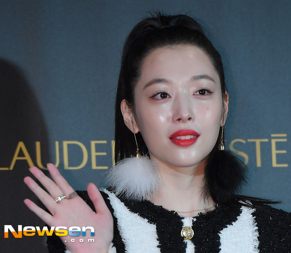 Singer and actor Sulli attended a parent brand photo call Event held at the Rescape Hotel in Hoehyeon-dong, Jung-gu, Seoul on the afternoon of October 10th.Sulli responded to the photo pose on the day.expressiveness