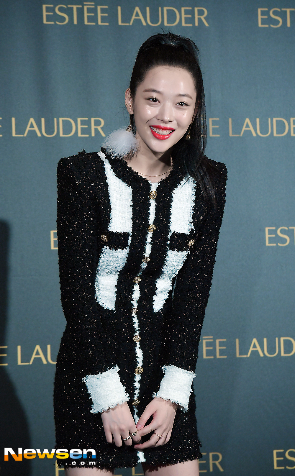 Singer and actor Sulli attended a parent brand photo call Event held at the Rescape Hotel in Hoehyeon-dong, Jung-gu, Seoul on the afternoon of October 10th.Sulli responded to the photo pose on the day.expressiveness
